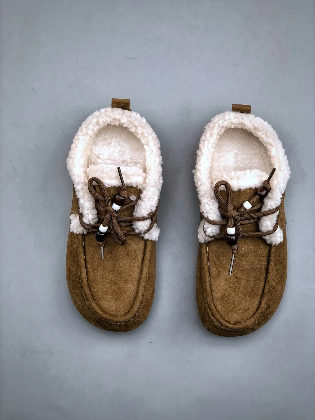 💰260 supports store Z UGG2025ss official website latest hanni thick sole, I love it so much, and it is very light and easy to wear. When paired with socks, it has a super sweet girly feel. Dopamine color, full of vitality, really super girl ~ fall in love at a glance, original upper material, original outsole, soft and comfortable on the feet, versatile, long legs in seconds, a must-have summer item Code number: 35-40